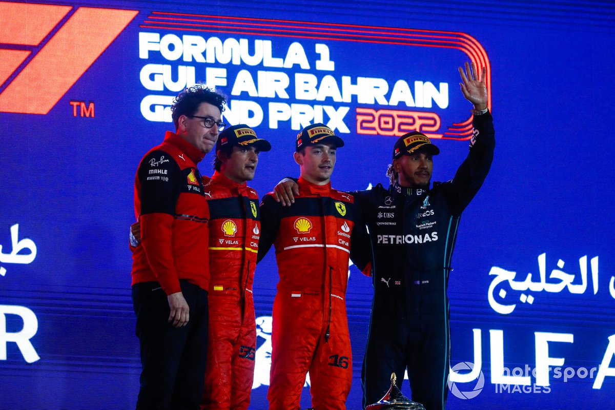 Podio: Mattia Binotto, director de Ferrari, ganador Charles Leclerc, Ferrari, segundo lugar, Carlos Sainz Jr., Ferrari, tercer lugar Lewis Hamilton, Mercedes-AMG