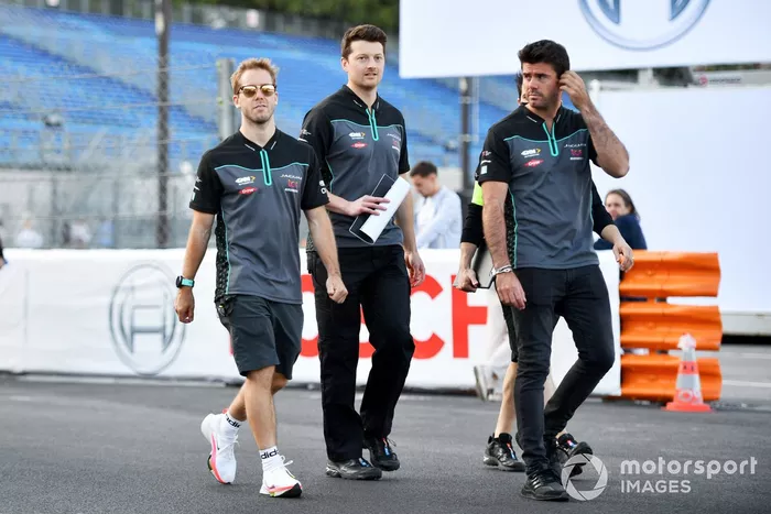 Sam Bird, Jaguar Racing, pasea por la pista con sus ingenieros