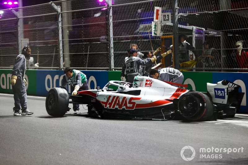 I marshal rimuovono i resti della vettura diMick Schumacher, Haas VF-22, dopo il pesante incidente in Q2