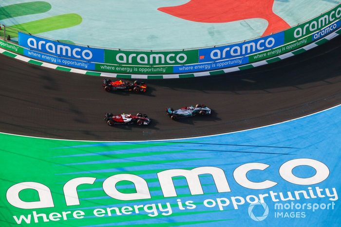 George Russell, Mercedes W13, Zhou Guanyu, Alfa Romeo C42, Sergio Pérez, Red Bull Racing RB18