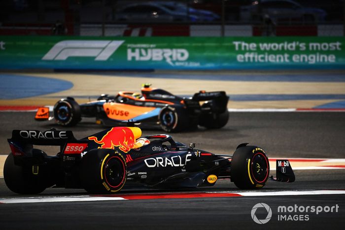 Lando Norris, McLaren MCL36, Max Verstappen, Red Bull Racing RB18