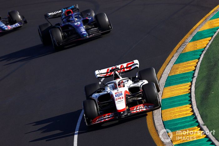 Kevin Magnussen, Haas VF-22, Alex Albon, Williams FW44
