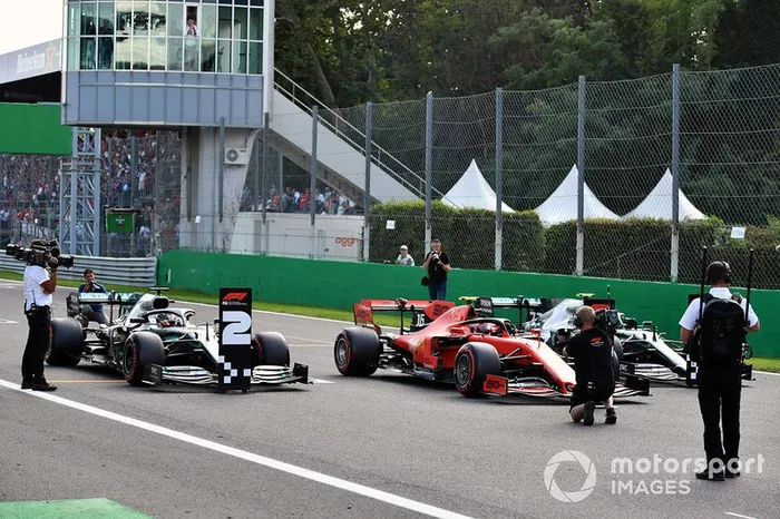 Charles Leclerc, Ferrari SF90, Lewis Hamilton, Mercedes AMG F1 W10, y Valtteri Bottas, Mercedes AMG W10, en la parrilla de salida tras la calificación
