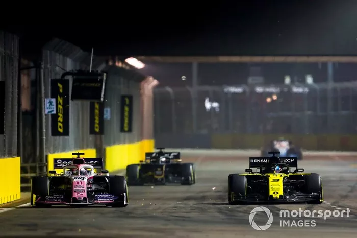 Sergio Perez, Racing Point RP19 y Daniel Ricciardo, Renault F1 Team R.S.19