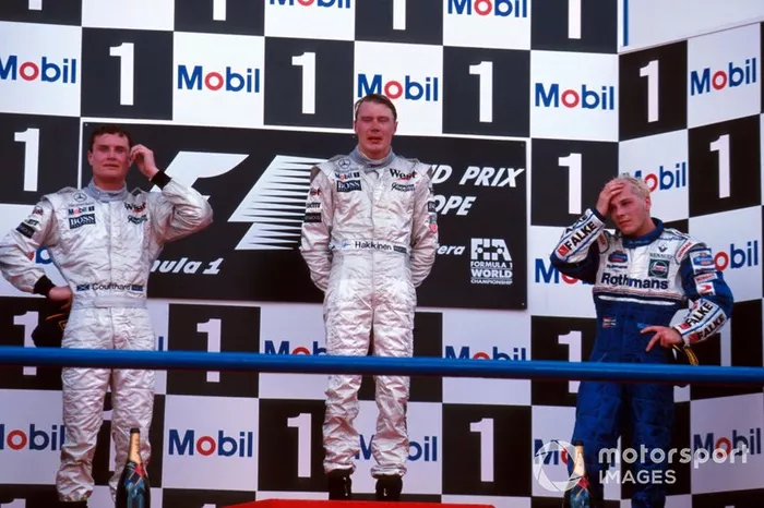 Podio: segundo lugar David Coulthard, McLaren, ganador de la carrera Mika Hakkinen, McLaren, tercer lugar Jacques Villeneuve, Williams