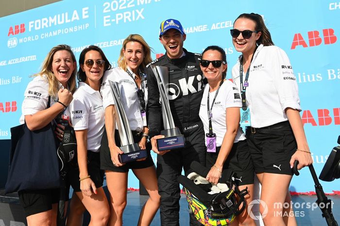 El ganador de la carrera, Edoardo Mortara, Venturi Racing, celebra con su equipo en el podio