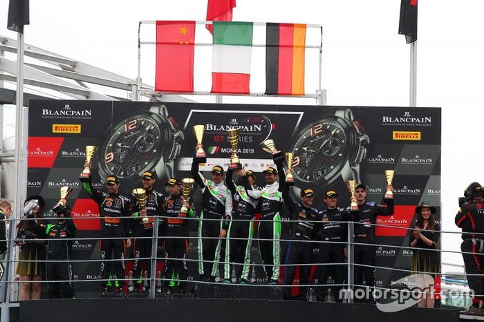 Podio: #54 Dinamic Motorsport Porsche 911 GT3 R: Andrea Rizzoli, Klaus Bachler, Zaid Ashkanani, #63 GRT Grasser Racing Team Lamborghini Huracan GT3 Evo: Mirko Bortolotti, Rolf Ineichen, Christian Engelhart, #4 Black Falcon Mercedes-AMG GT3: Yelmer Buurman, Maro Engel, Luca Stolz
