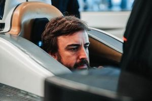 Fernando Alonso prova il sedile per la Indy 500