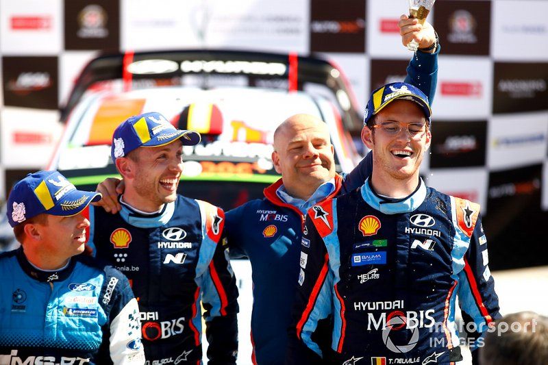 Podio: Thierry Neuville, Nicolas Gilsoul, Hyundai Motorsport Hyundai i20 Coupe WRC con Andrea Adamo, Team principal Hyundai Motorsport