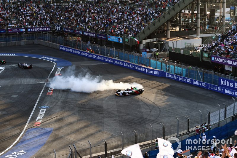 Lucas Di Grassi, Audi Sport ABT Schaeffler, Audi e-tron FE05, festeggia con dei donuts dopo aver vinto la gara