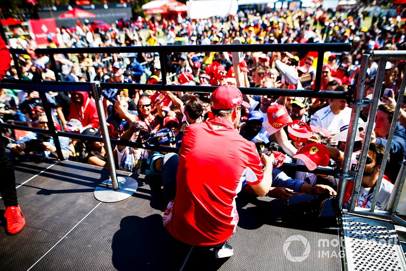 Sebastian Vettel, Ferrari, firma autografi
