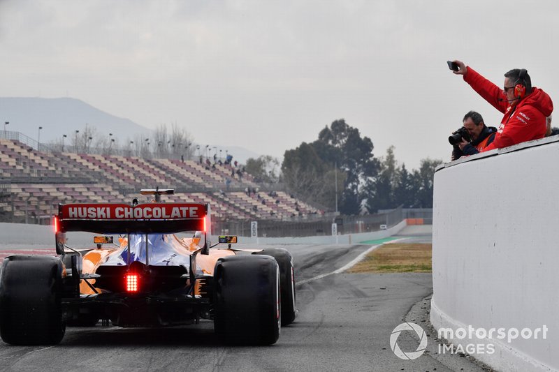Des membres de Ferrari prennent Lando Norris, McLaren MCL34, en photo à la sortie de la voie des stands