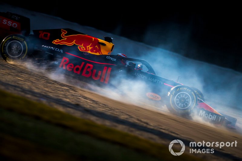 Pierre Gasly, Red Bull Racing RB15, se va a la grava