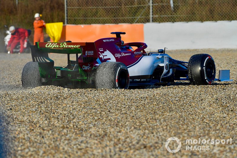 Kimi Raikkonen trompea con el Alfa Romeo Racing C38