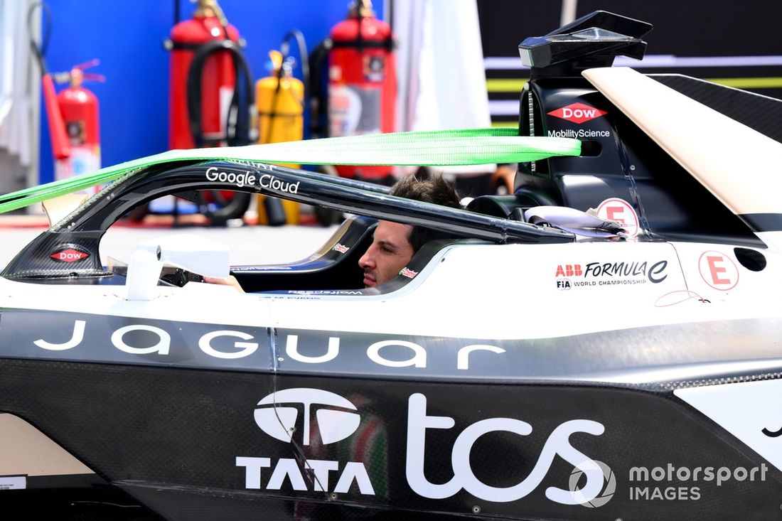 Mitch Evans de Nueva Zelanda y Jaguar TCS Racing mira desde la cabina del coche