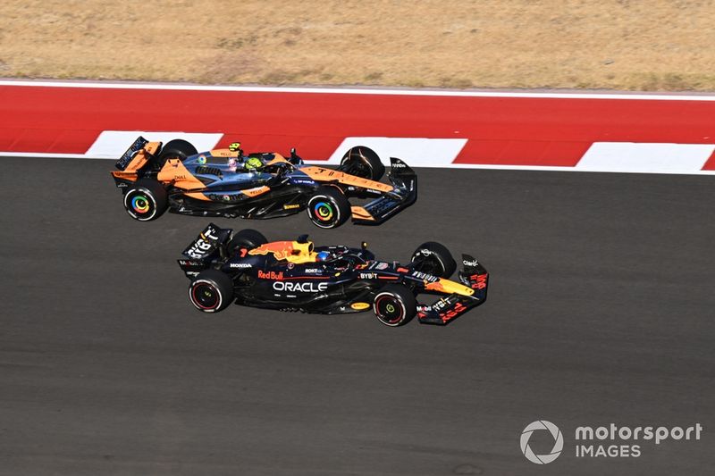 Lando Norris, McLaren MCL38, luta com Max Verstappen, Red Bull Racing RB20