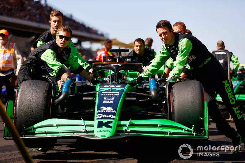 Mechanics push Valtteri Bottas, Stake F1 Team KICK Sauber C44, to his grid slot