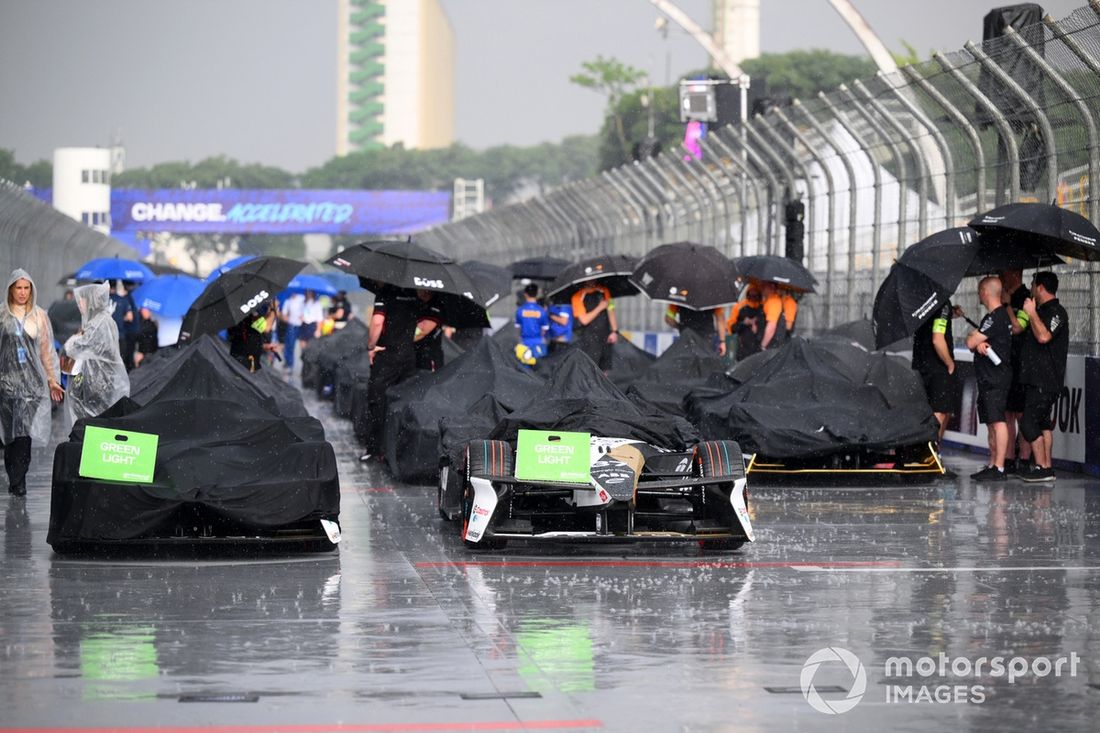 Coches cubiertos en la parrilla
