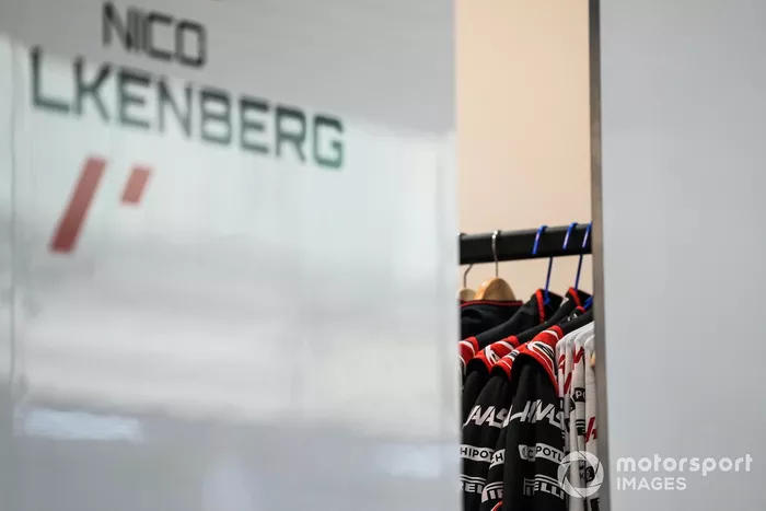 Salle des pilotes contenant les combinaisons de course de Nico Hulkenberg, Haas F1 Team