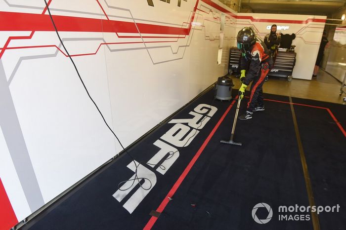 Un miembro del equipo Graff aspira el pit box