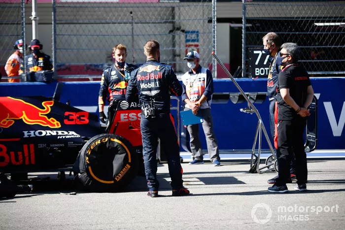 Masashi Yamamoto, Director General de Honda Motorsport, en la parrilla con los ingenieros de Red Bull
