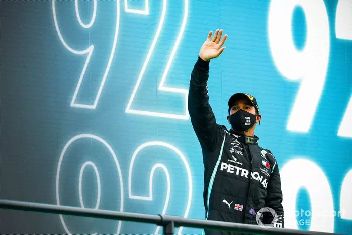 Podio: ganador de la carrera Lewis Hamilton, Mercedes-AMG F1
