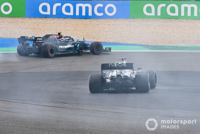 Valtteri Bottas, Mercedes F1 W11,con problemas se abre para que  Lewis Hamilton, Mercedes F1 W11 pase