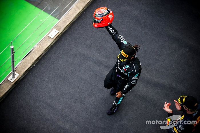 Podio: ganador Lewis Hamilton, Mercedes-AMG Petronas F1, con el casco de Michael Schumacher de 20212