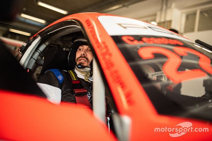 Danilo Gentili pega carona com Caio Castro na Porsche Cup