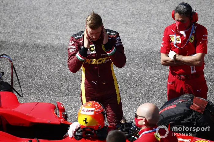 Los mecánicos de Ferrari con el Ferrari F2004 y Mick Schumacher