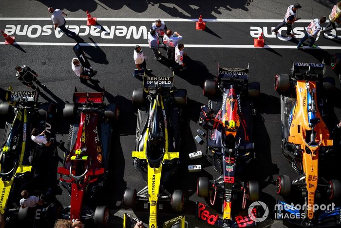 Los monoplazas de Esteban Ocon, Renault F1 Team R.S.20, Charles Leclerc, Ferrari SF1000, Daniel Ricciardo, Renault F1 Team R.S.20, Alex Albon, Red Bull Racing RB16, Carlos Sainz Jr., McLaren MCL35, en Parc Ferme después de calificar