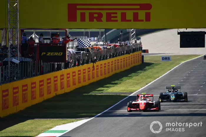 Winner Frederik Vesti, Prema Racing, Jake Hughes, HWA Racelab cruzan la meta