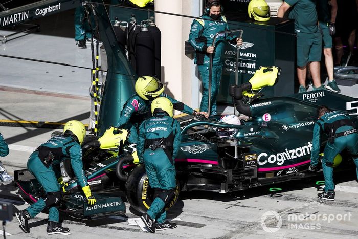 Sebastian Vettel, Aston Martin AMR21 pit stop 