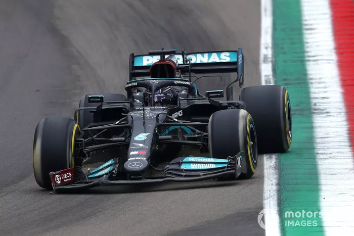 Lewis Hamilton, Mercedes W12, se dirige a boxes con el alerón delantero roto