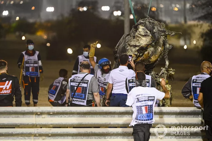 Los oficiales retiran los restos del monoplaza de Romain Grosjean, Haas VF-20, después del accidente en la primera vuelta