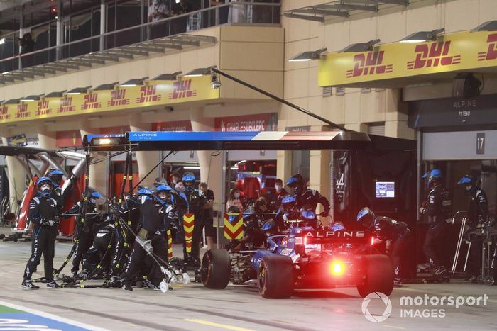 Esteban Ocon, Alpine A521 pit stop