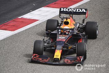 Verstappen snelste op eerste testdag, moeizaam begin Mercedes