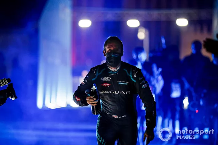 El ganador Sam Bird, Panasonic Jaguar Racing  celebra su victoria