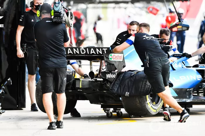 Fernando Alonso, Alpine A521, vuelve al garaje