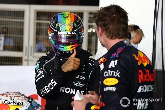 Lewis Hamilton, Mercedes, ganador y Max Verstappen, Red Bull Racing, segundo, se felicitan en Parc Fermé