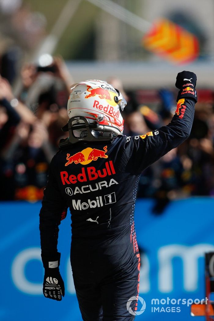Max Verstappen, Red Bull Racing, 1ª posición, celebra su llegada al Parc Ferme