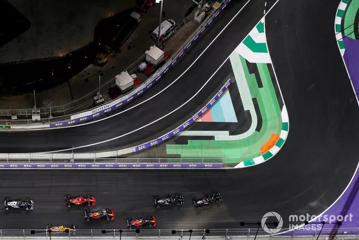 Lewis Hamilton, Mercedes W12, Valtteri Bottas, Mercedes W12, Max Verstappen, Red Bull Racing RB16B, Sergio Pérez, Red Bull Racing RB16B, Charles Leclerc, Ferrari SF21, y el resto de la parrilla al inicio