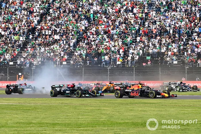 Max Verstappen, Red Bull Racing RB16B, Lewis Hamilton, Mercedes W12, y el resto de la parrilla mientras Valtteri Bottas, Mercedes W12, hace un trompo
