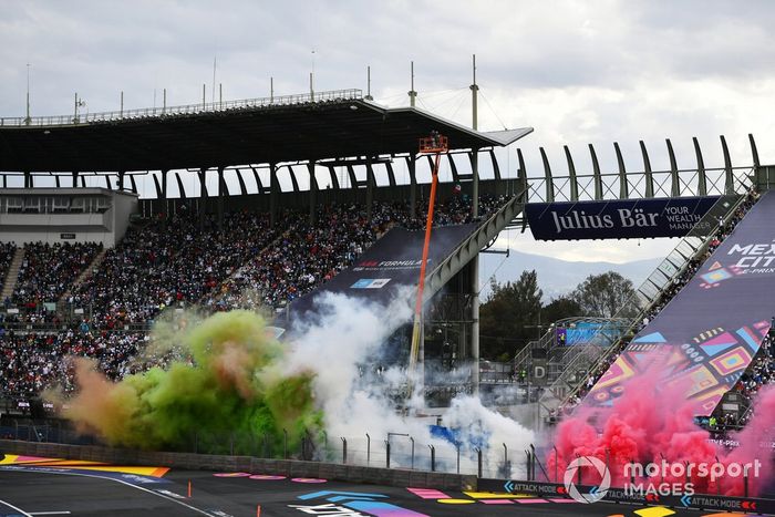 Las bengalas de humo con los colores de la bandera mexicana