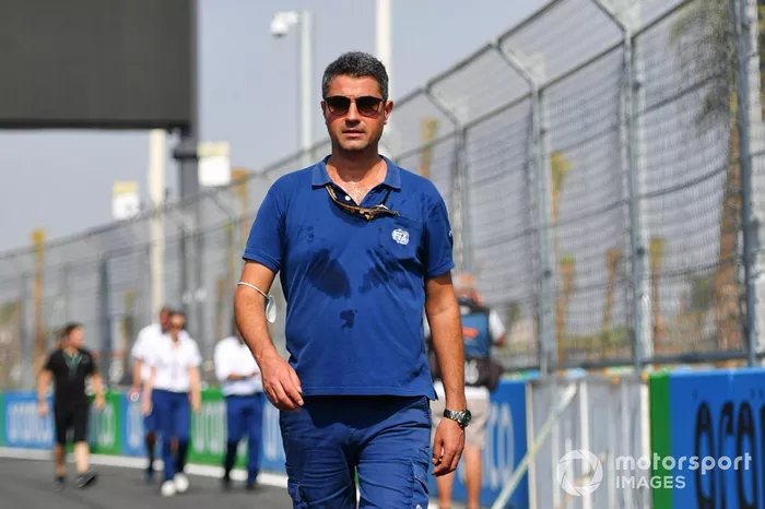 Michael Masi, director de carrera de la F1, recorre el circuito de Yeda