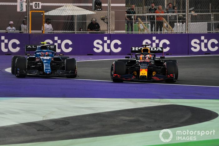 Max Verstappen, Red Bull Racing RB16B, Esteban Ocon, Alpine A521