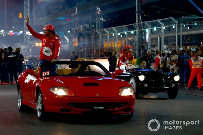 Carlos Sainz, Scuderia Ferrari y Charles Leclerc, Scuderia Ferrari, durante el desfile de pilotos.
