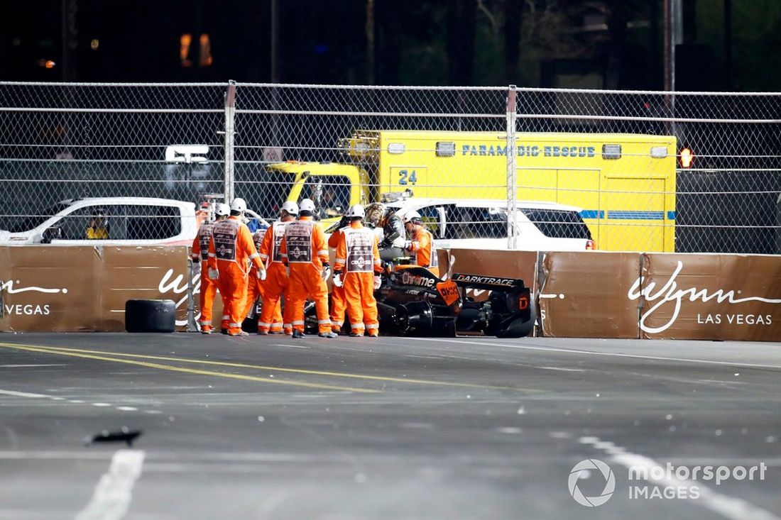 Los comisarios asisten a Lando Norris, McLaren MCL60, tras un accidente
