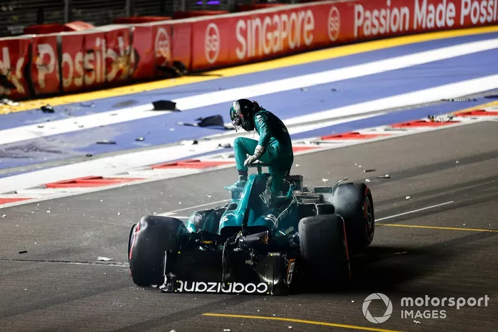 Lance Stroll, Aston Martin AMR23, sort de sa voiture lourdement endommagée après un accident à la fin de la Q1.