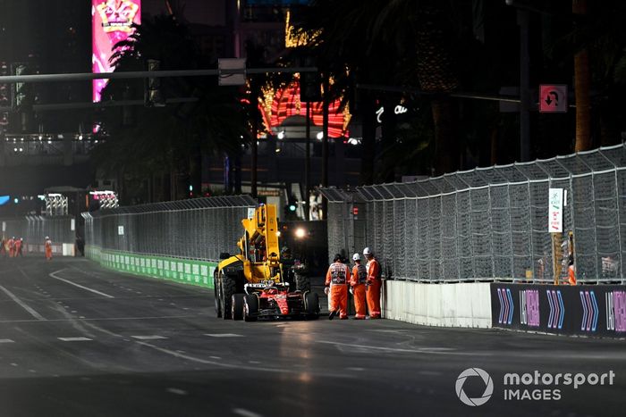 Los comisarios retiran el coche de Carlos Sainz, Ferrari SF-23, del circuito